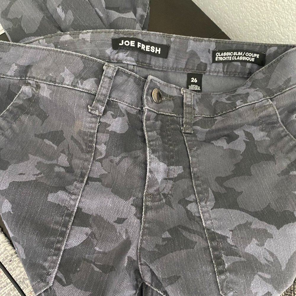 Like New JOE FRESH Women's Gray Camo Floral Classic Slim Jeans Size 26